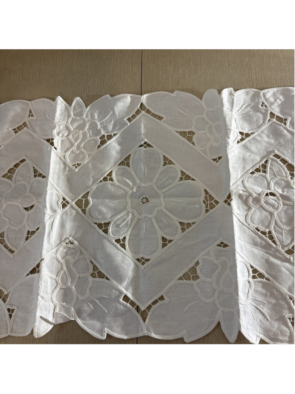 Vtg White Linen Table Runner w/ Floral Embroidered Cutwork & Scalloped Edge 1176 - Picture 4 of 8